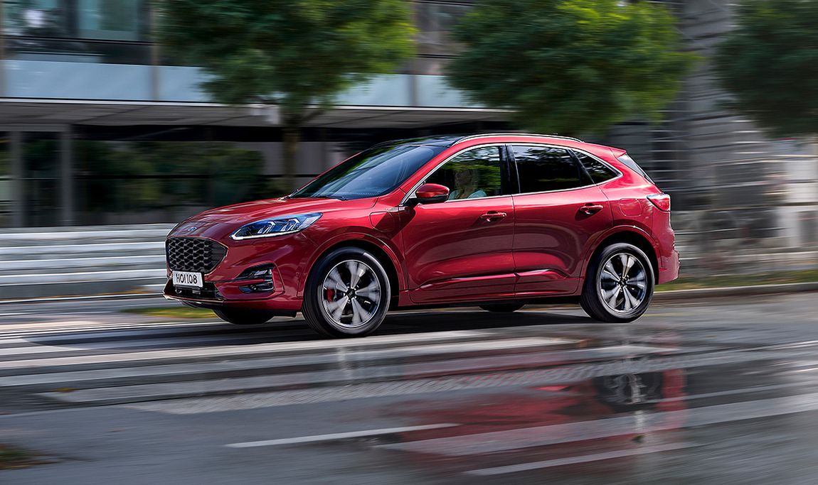 Rotes Auto fährt auf einer nassen Straße